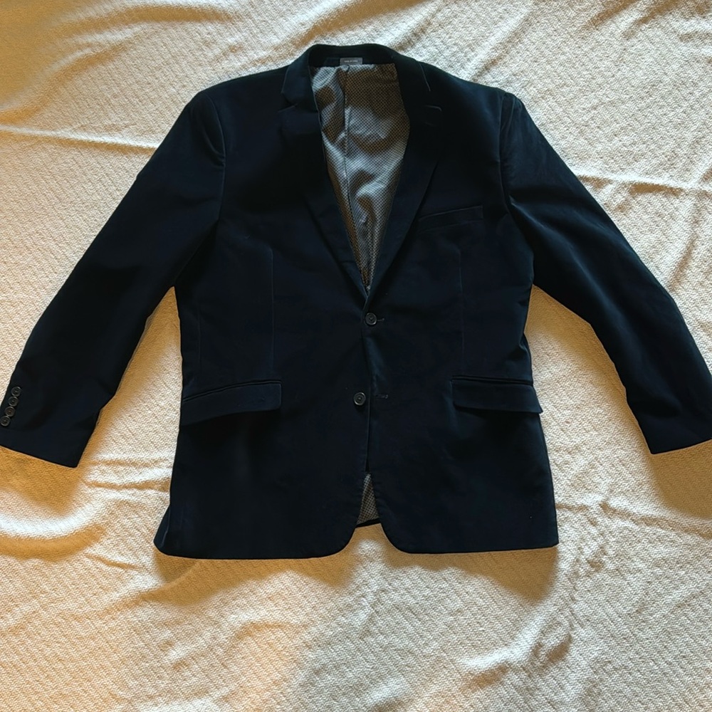 An XL suit jacket. Blue velvet. Nice button. Barely worn. Great condition.